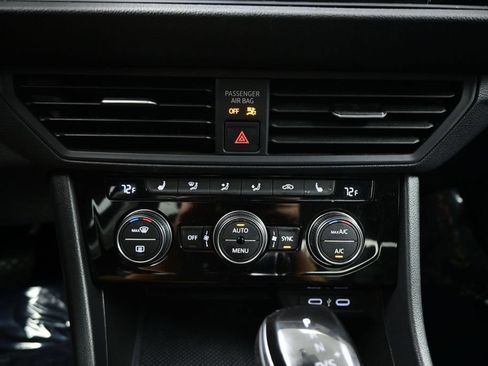 Used 2024 Volkswagen Jetta SE FWD image 19