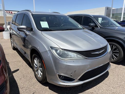Used 2017 Chrysler Pacifica Touring-L FWD image 2