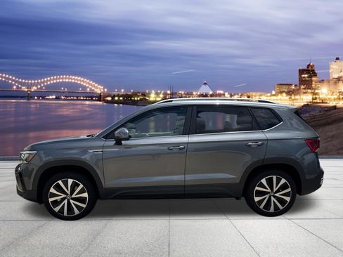 Used 2024 Volkswagen Taos SE w/ MDO Package FWD image 2