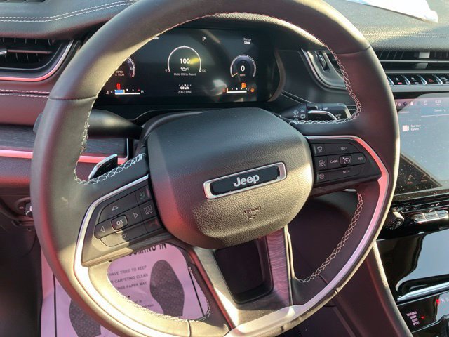Used 2023 Jeep Grand Cherokee Limited w/ Black Appearance Package AWD/4WD image 16