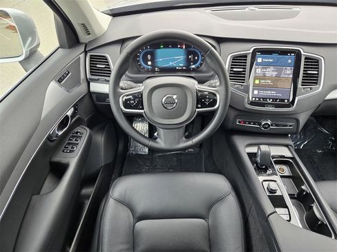 Used 2025 Volvo XC90 B5 Core image 13