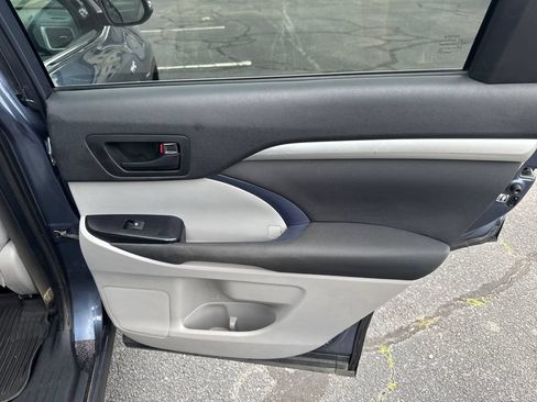 Used 2019 Toyota Highlander LE AWD/4WD image 37