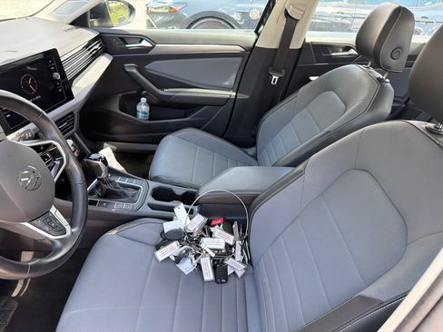 Used 2025 Volkswagen Jetta SE FWD image 3