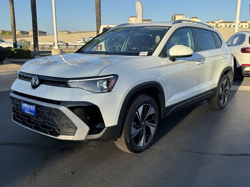 New 2025 Volkswagen Taos SE image 5