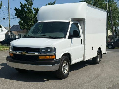Used 2018 Chevrolet Express 3500 w/ Chrome Appearance Package RWD image 2