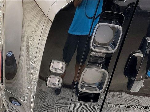 Used 2024 Land Rover Defender 110 V8 image 28