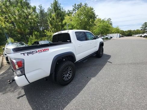 Used 2020 Toyota Tacoma TRD Off-Road w/ TRD Premium Off Road Package AWD/4WD image 15