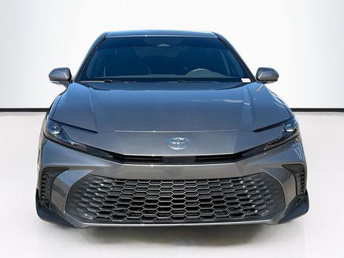 Used 2025 Toyota Camry SE image 8