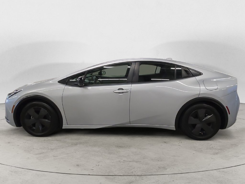 Used 2025 Toyota Prius LE FWD image 12