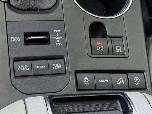 Used 2021 Toyota Highlander XLE AWD/4WD image 11