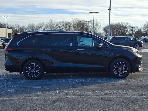 New 2026 Toyota Sienna Platinum image 5