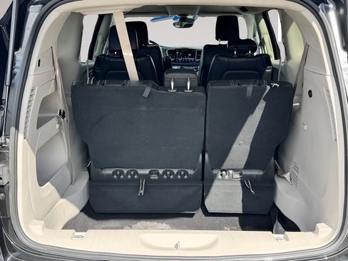 Used 2023 Chrysler Pacifica Touring-L FWD image 38