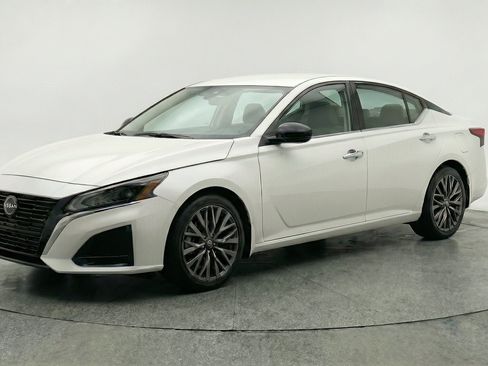 Used 2025 Nissan Altima 2.5 SV FWD image 3