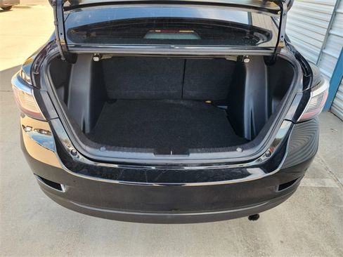 Used 2019 Toyota Yaris L image 19