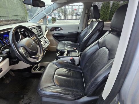 Used 2017 Chrysler Pacifica Touring-L image 8