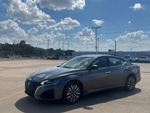 Certified 2025 Nissan Altima 2.5 SV FWD image 10