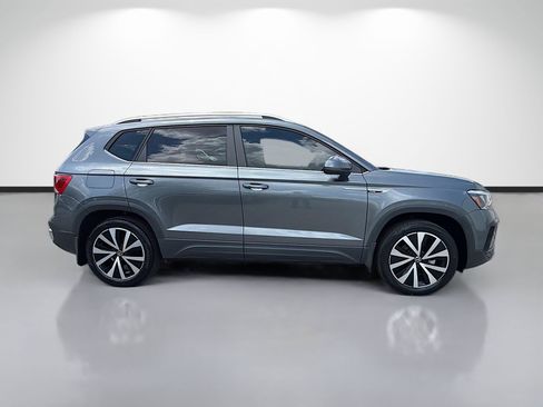 Used 2022 Volkswagen Taos SE FWD image 2