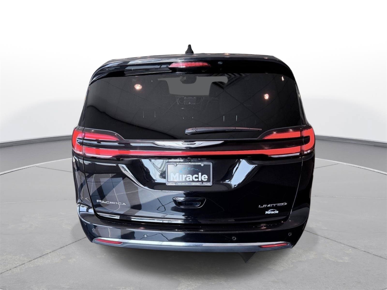 Used 2026 Chrysler Pacifica Limited FWD image 18