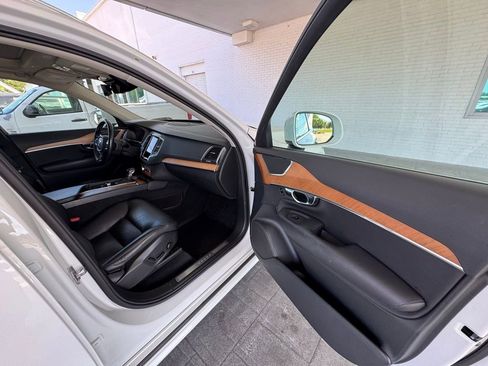 Used 2021 Volvo XC90 T6 Momentum AWD/4WD image 14