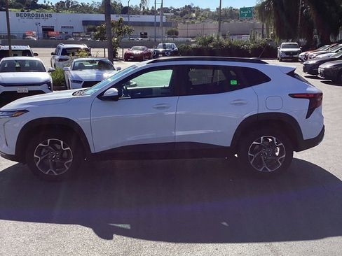 Used 2025 Chevrolet Trax LT w/ LT Convenience Package image 6