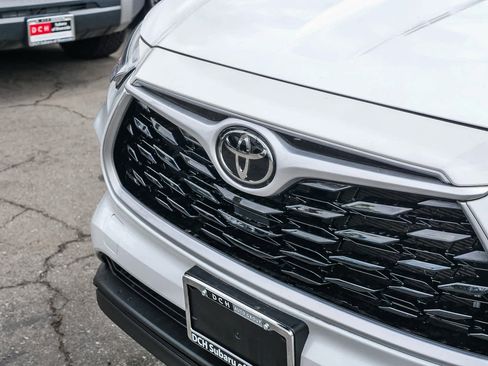 Used 2022 Toyota Highlander XLE AWD/4WD image 11