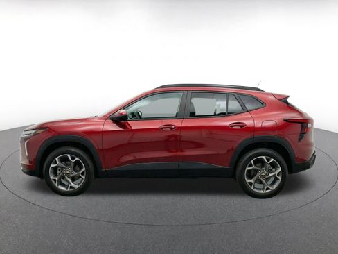 Used 2025 Chevrolet Trax LT w/ LT Convenience Package FWD image 4