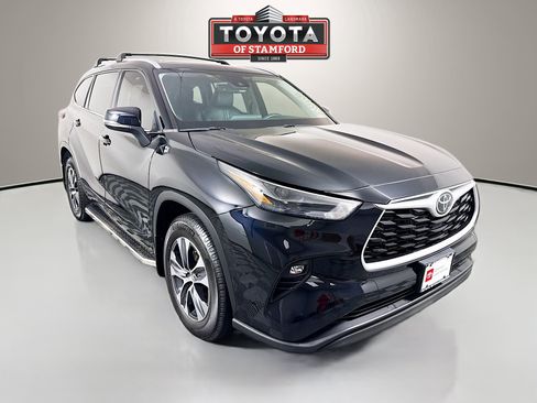 Used 2022 Toyota Highlander XLE AWD/4WD image 1