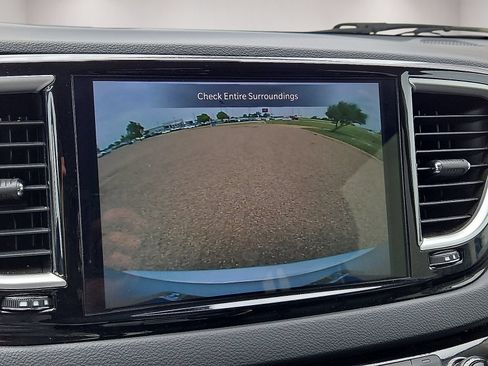 Used 2024 Chrysler Pacifica Touring-L FWD image 27