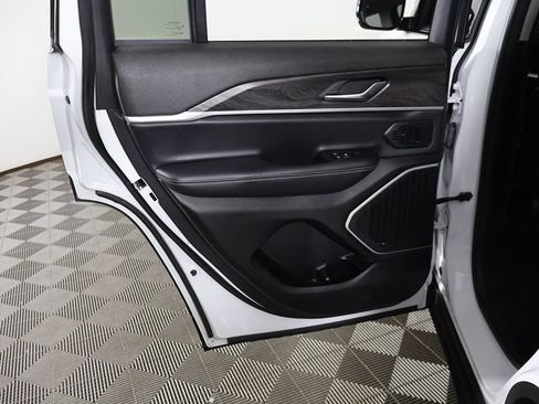 Used 2022 Jeep Grand Cherokee Limited AWD/4WD image 29