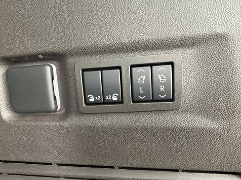 Used 2022 Chevrolet Suburban LT w/ Luxury Package image 14