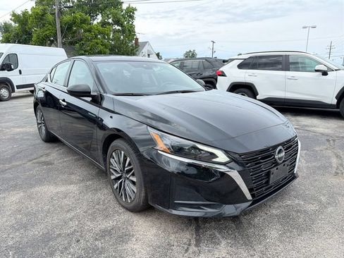 Used 2024 Nissan Altima 2.5 SV FWD image 11