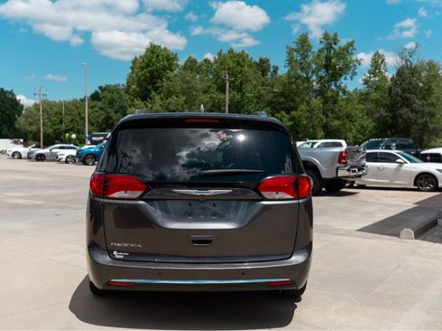 Used 2019 Chrysler Pacifica Touring-L FWD image 5