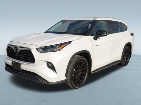 Used 2024 Toyota Highlander LE image 3