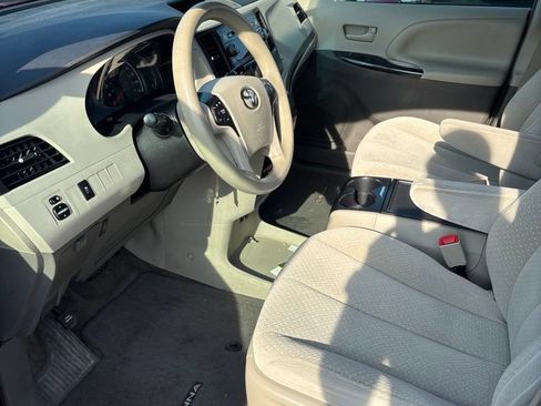 Used 2014 Toyota Sienna LE FWD image 16