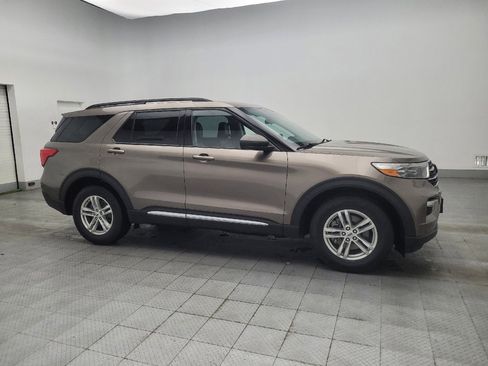 Used 2021 Ford Explorer XLT w/ Equipment Group 202A AWD/4WD image 11