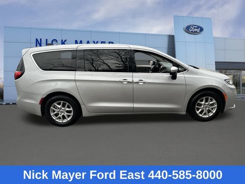 Used 2023 Chrysler Pacifica Touring-L image 8
