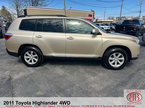 Used 2011 Toyota Highlander SE w/ Tow Pkg image 2