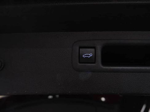 Used 2021 Toyota Highlander LE image 11