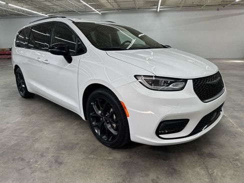Used 2025 Chrysler Pacifica Limited FWD image 4