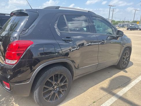 Used 2021 Chevrolet Trax LT w/ Midnight Edition image 4