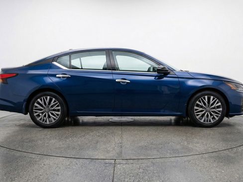 Used 2025 Nissan Altima 2.5 SV image 11