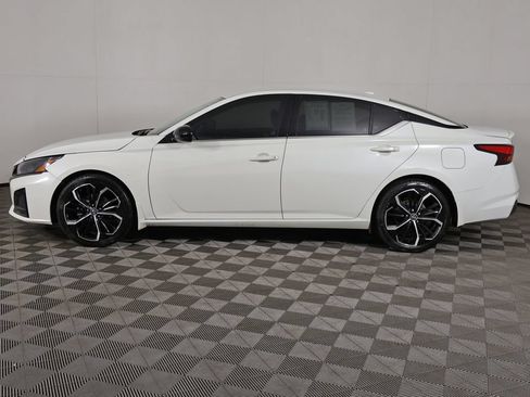 Used 2023 Nissan Altima 2.5 SR FWD image 14