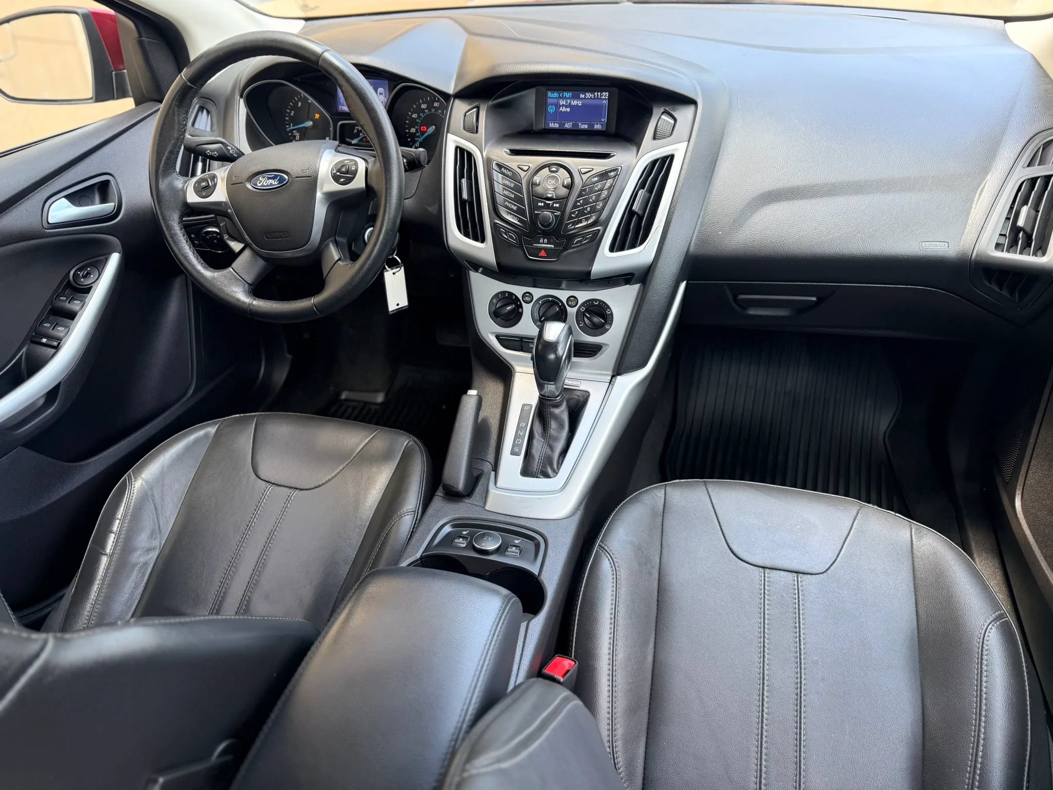 Used 2014 Ford Focus SE w/ Equipment Group 201A FWD image 3