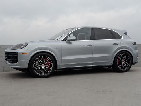 Used 2024 Porsche Cayenne Turbo image 2