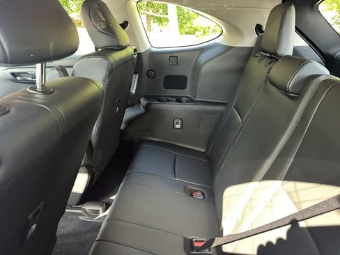 Used 2024 Toyota Highlander XLE AWD/4WD image 18