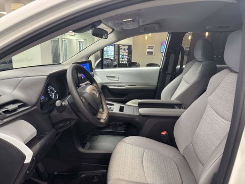 Used 2025 Toyota Sienna LE image 16