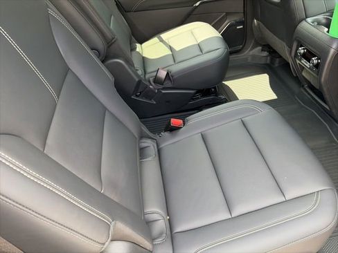 Used 2025 GMC Acadia Elevation w/ Elevation Premium Package AWD/4WD image 4