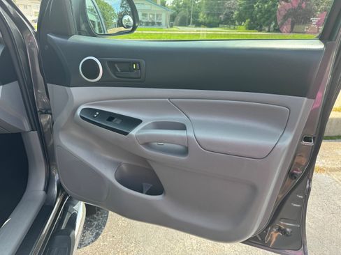 Used 2014 Toyota Tacoma 4x4 Double Cab w/ SR5 Package image 4