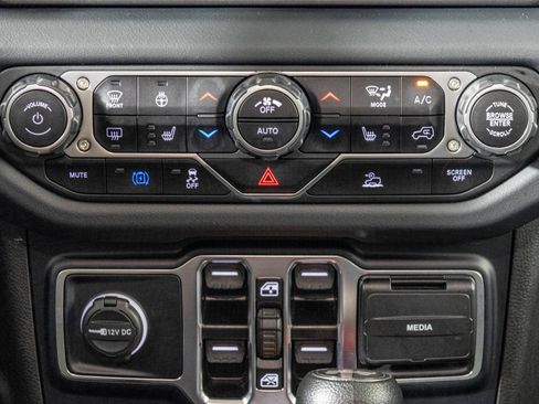 Used 2024 Jeep Wrangler Unlimited Sahara AWD/4WD image 26