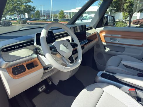 Used 2025 Volkswagen ID. Buzz 1st Edition image 9